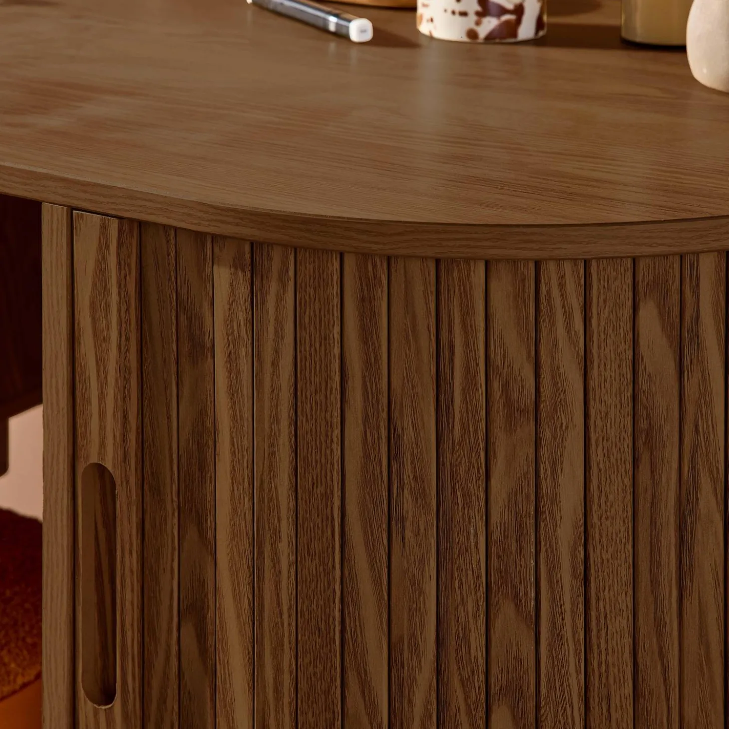 Ovaal bureau met gegroefd houteffect en twee opbergruimtes, L 120cm