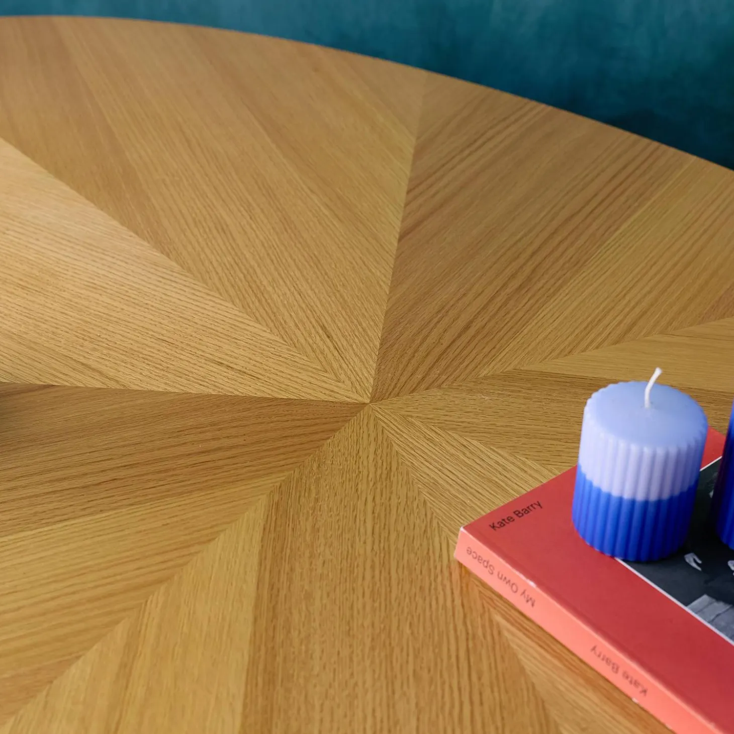 Ovale eettafel van rubberhout en eikenfineer, 6 plaatsen
