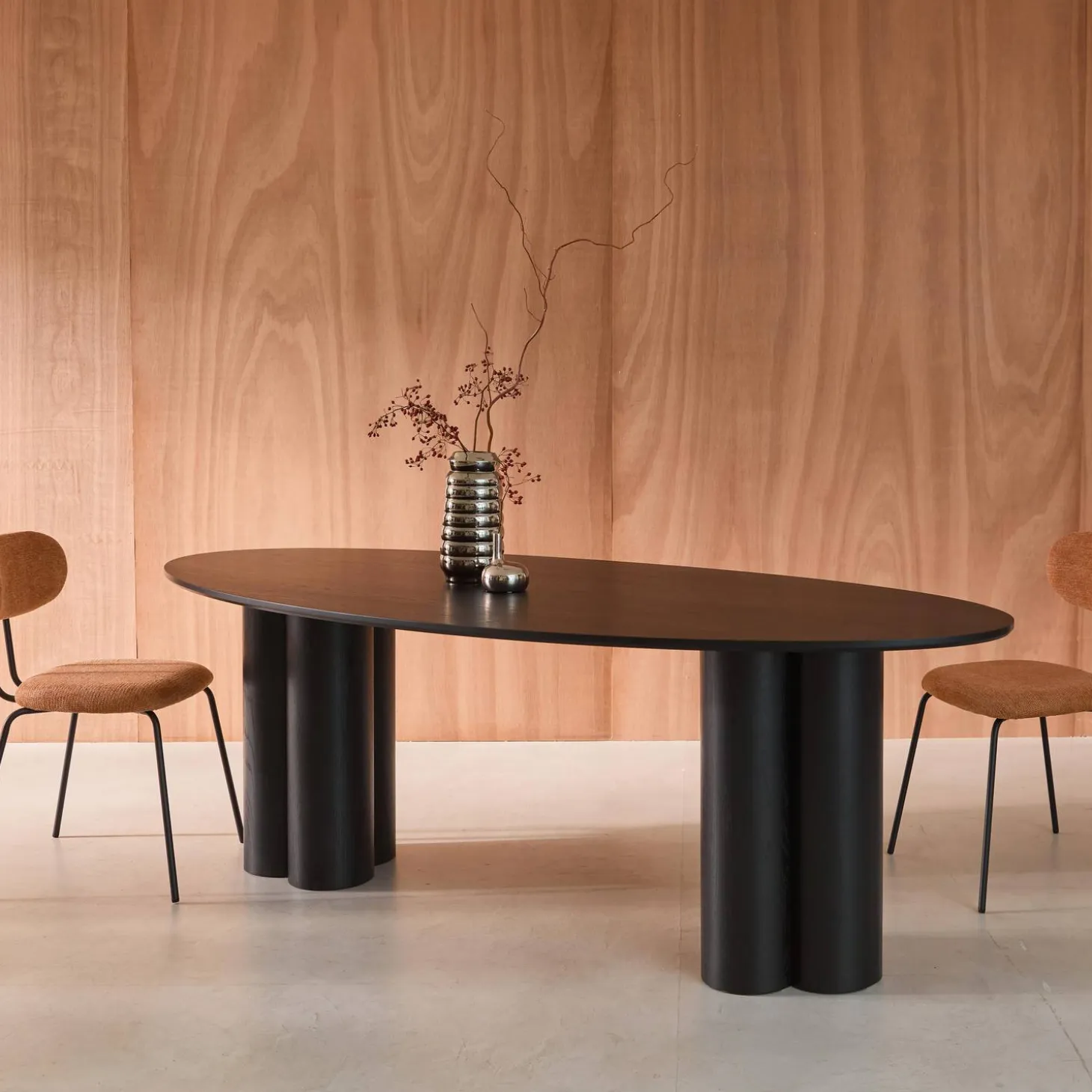 Ovale eettafel van rubberhout en eikenfineer voor 8 personen