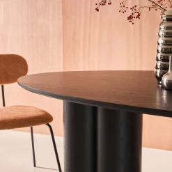 Ovale eettafel van rubberhout en eikenfineer voor 8 personen