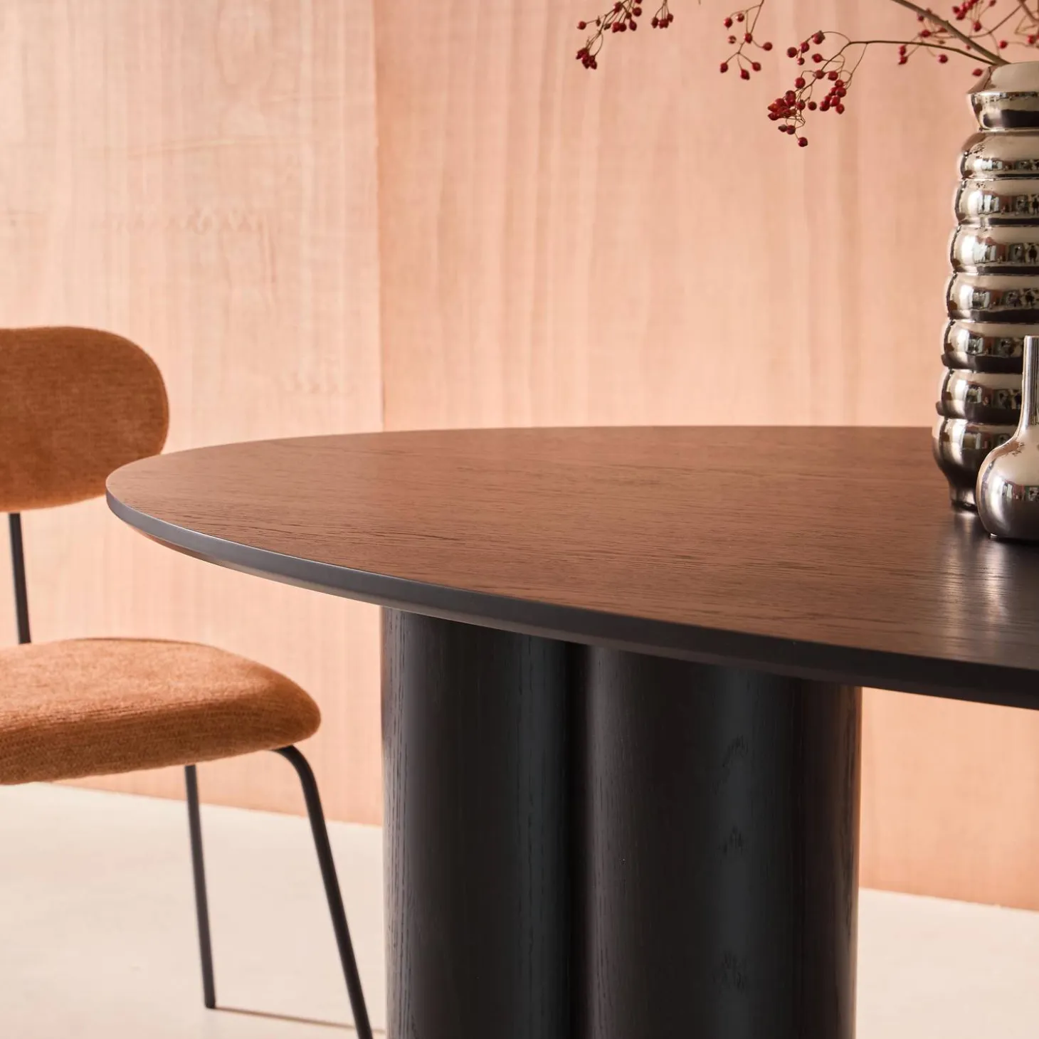 Ovale eettafel van rubberhout en eikenfineer voor 8 personen
