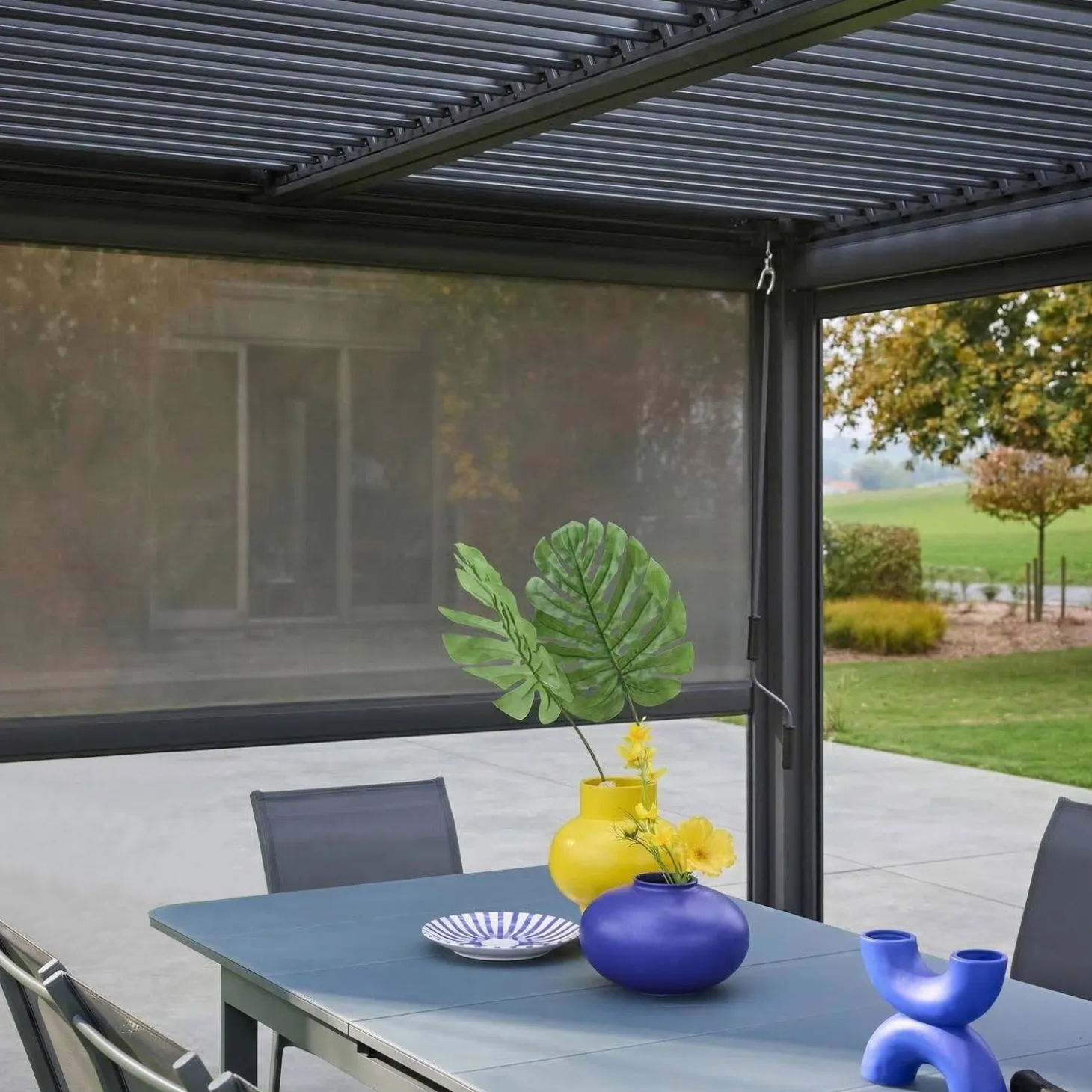Pergola met lamellendak 4x3m met 1 zonnescherm van 3m en 1 van 4m
