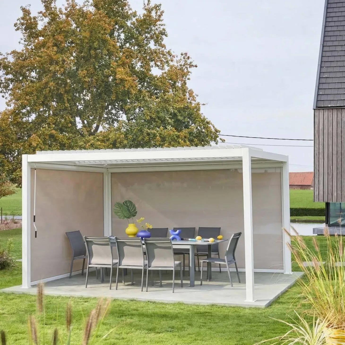 Pergola met lamellendak 4x3m met 1 zonnescherm van 3m en 1 van 4m