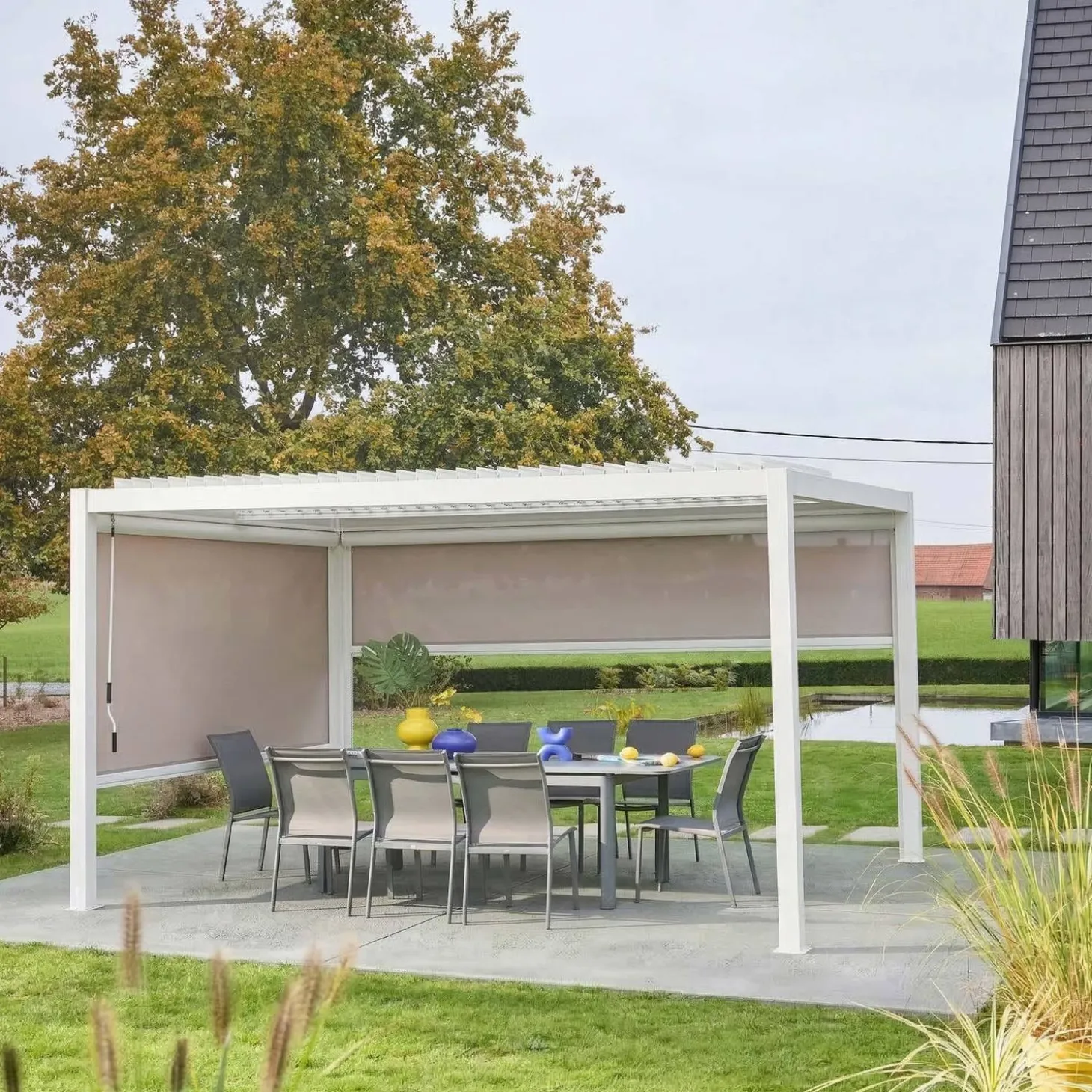 Pergola met lamellendak 4x3m met 1 zonnescherm van 3m en 1 van 4m