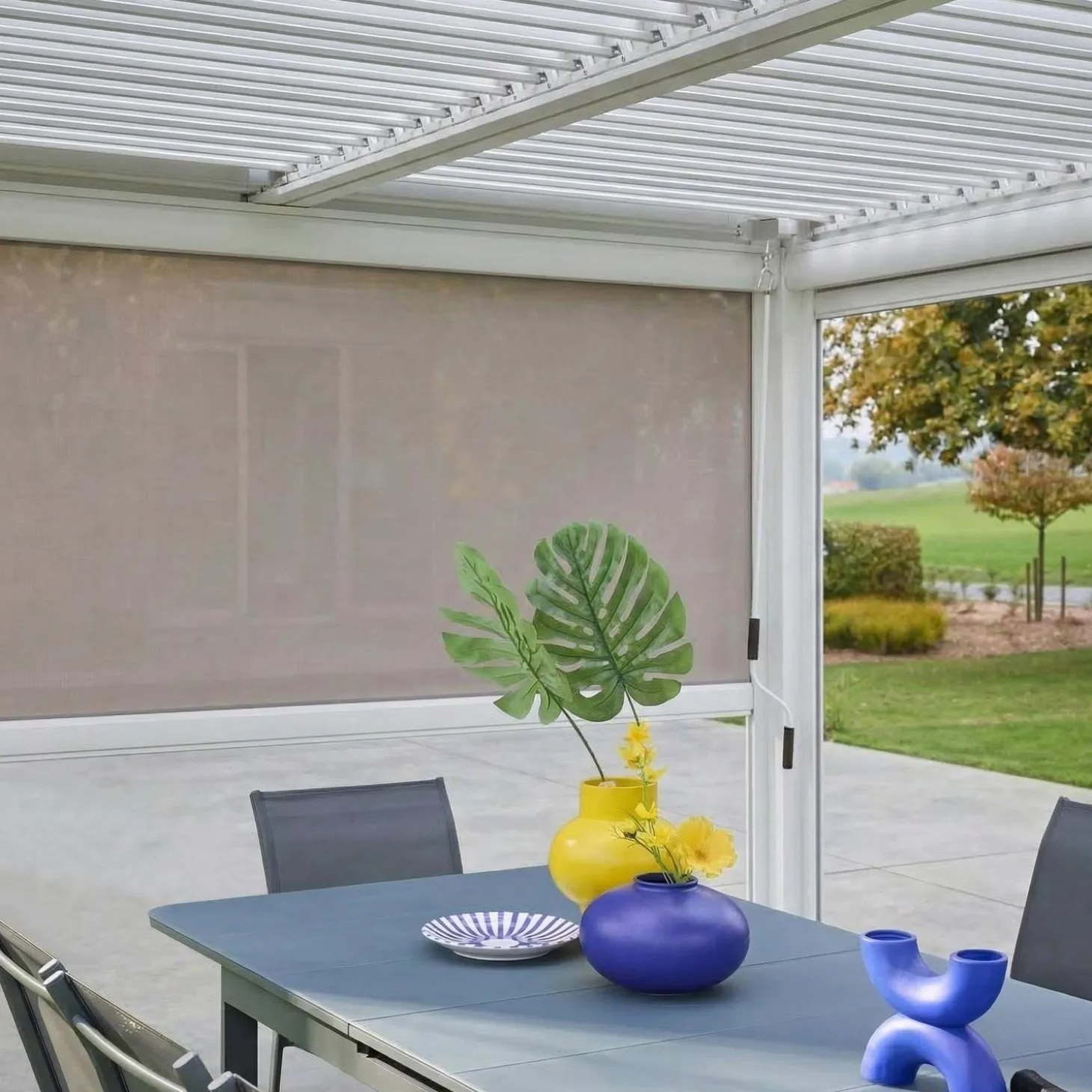 Pergola met lamellendak 4x3m met 1 zonnescherm van 3m en 1 van 4m