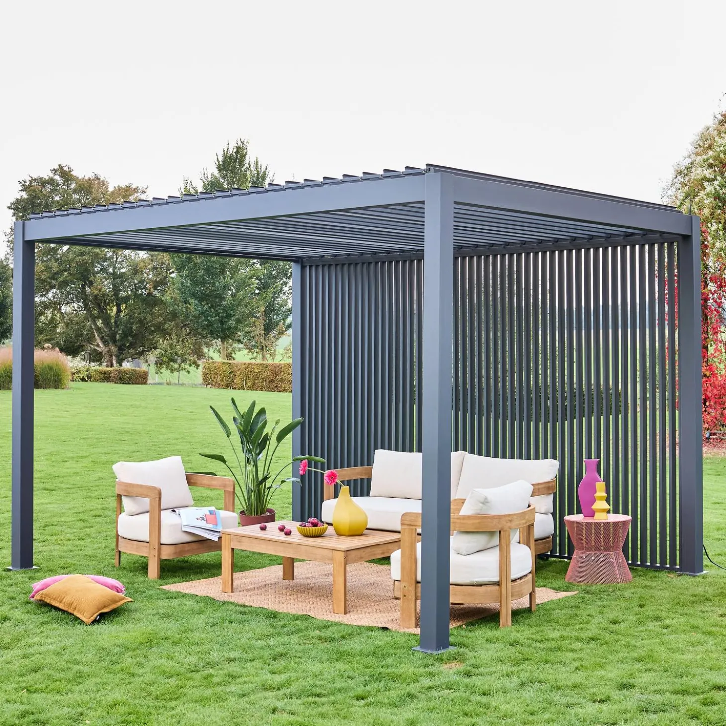 Pergola met lamellendak 4x3m met 3 verticale lamellenwanden 130 cm