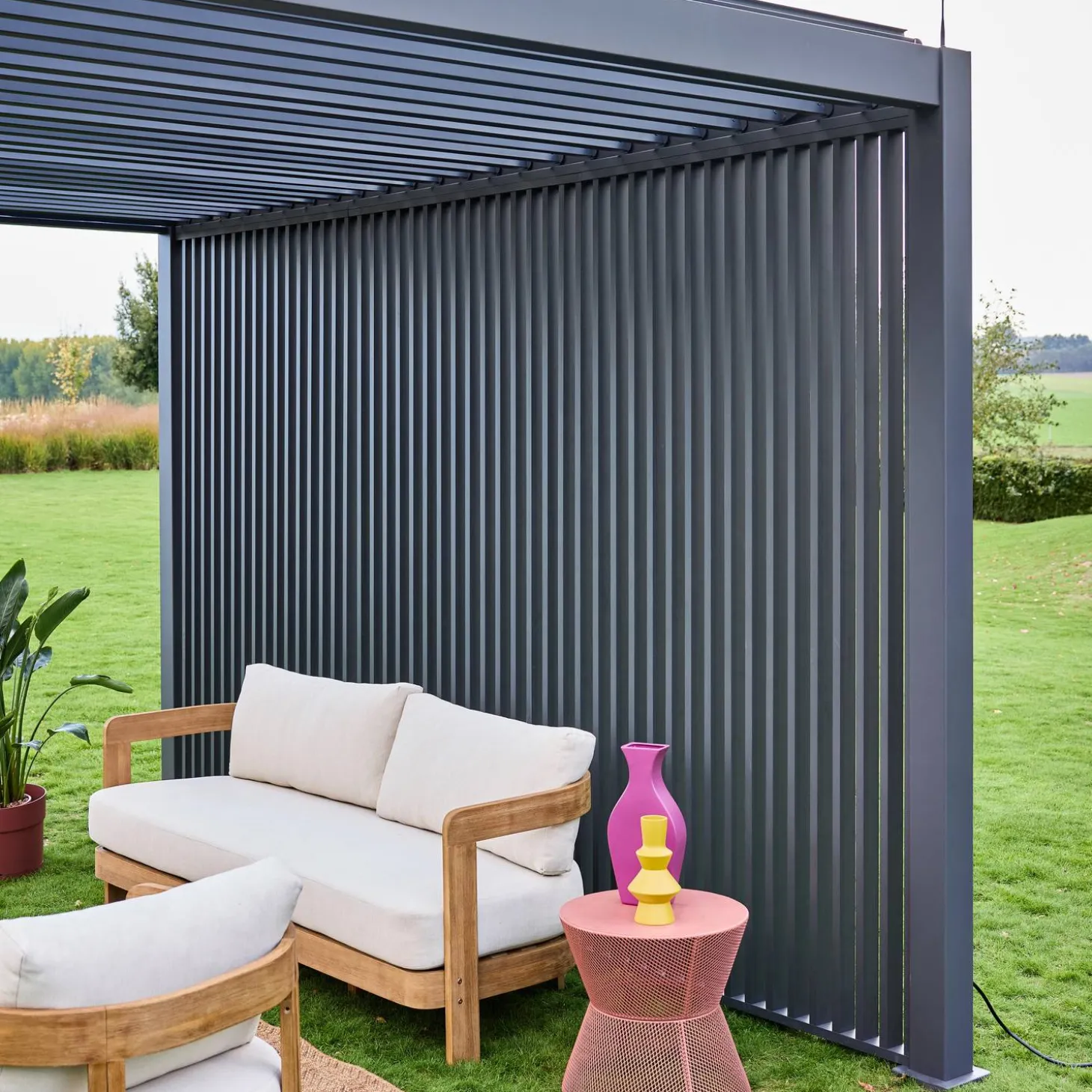 Pergola met lamellendak 4x3m met 3 verticale lamellenwanden 130 cm