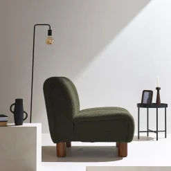 Relaxfauteuil met afgeronde poten in hout en boucléstof