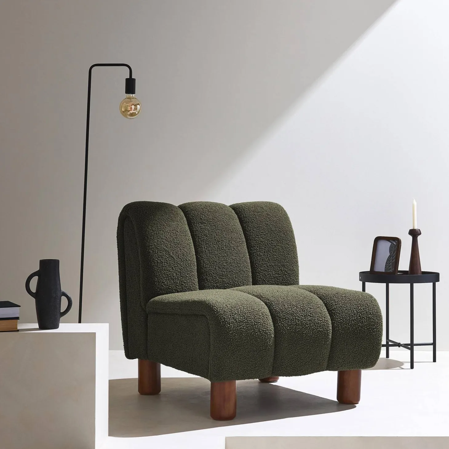 Relaxfauteuil met afgeronde poten in hout en boucléstof