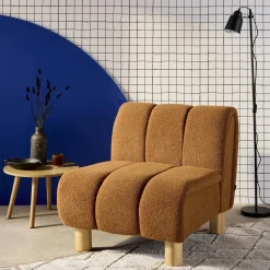 Relaxfauteuil met afgeronde poten in hout en boucléstof