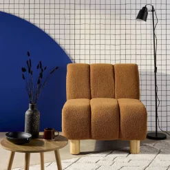 Relaxfauteuil met afgeronde poten in hout en boucléstof