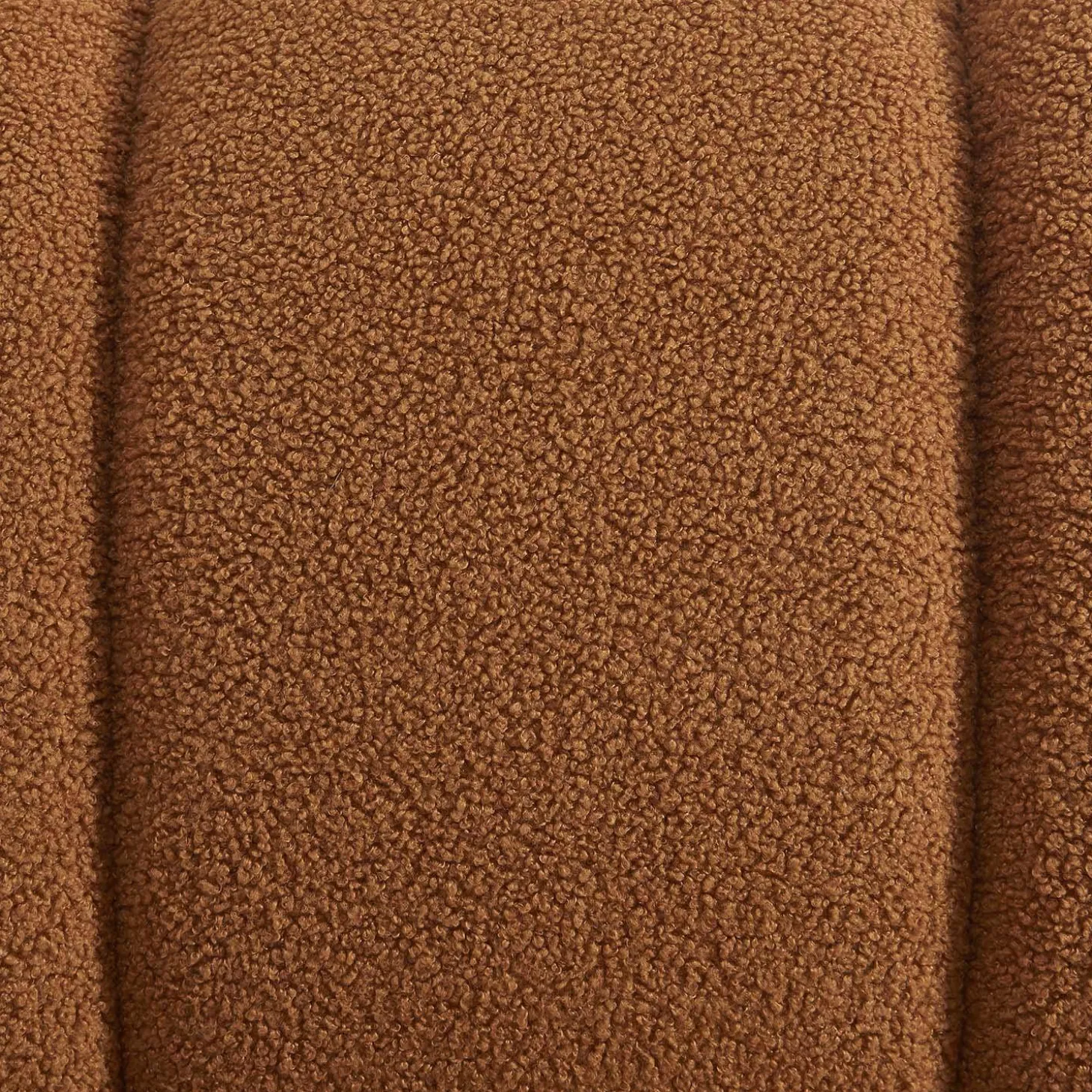 Relaxfauteuil met afgeronde poten in hout en boucléstof