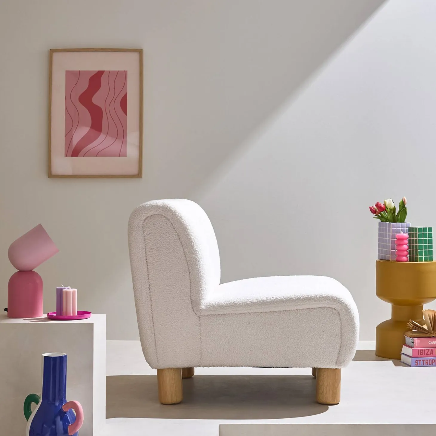 Relaxfauteuil met afgeronde poten in hout en boucléstof