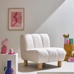 Relaxfauteuil met afgeronde poten in hout en boucléstof
