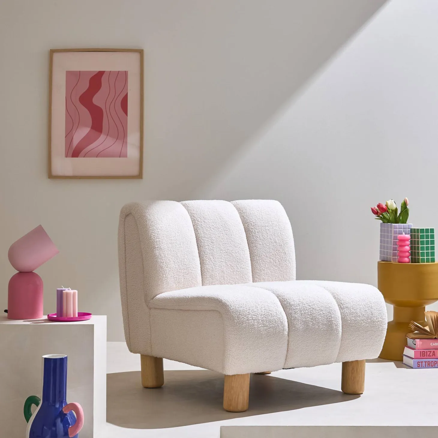 Relaxfauteuil met afgeronde poten in hout en boucléstof