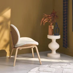 Relaxfauteuil met gebogen hout en gestructureerde badstof afwerking