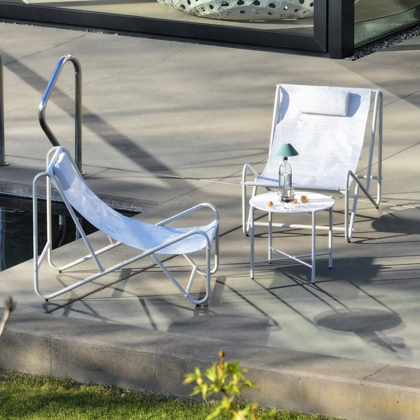 Relaxfauteuils (set van 2) met ronde stalen tafel