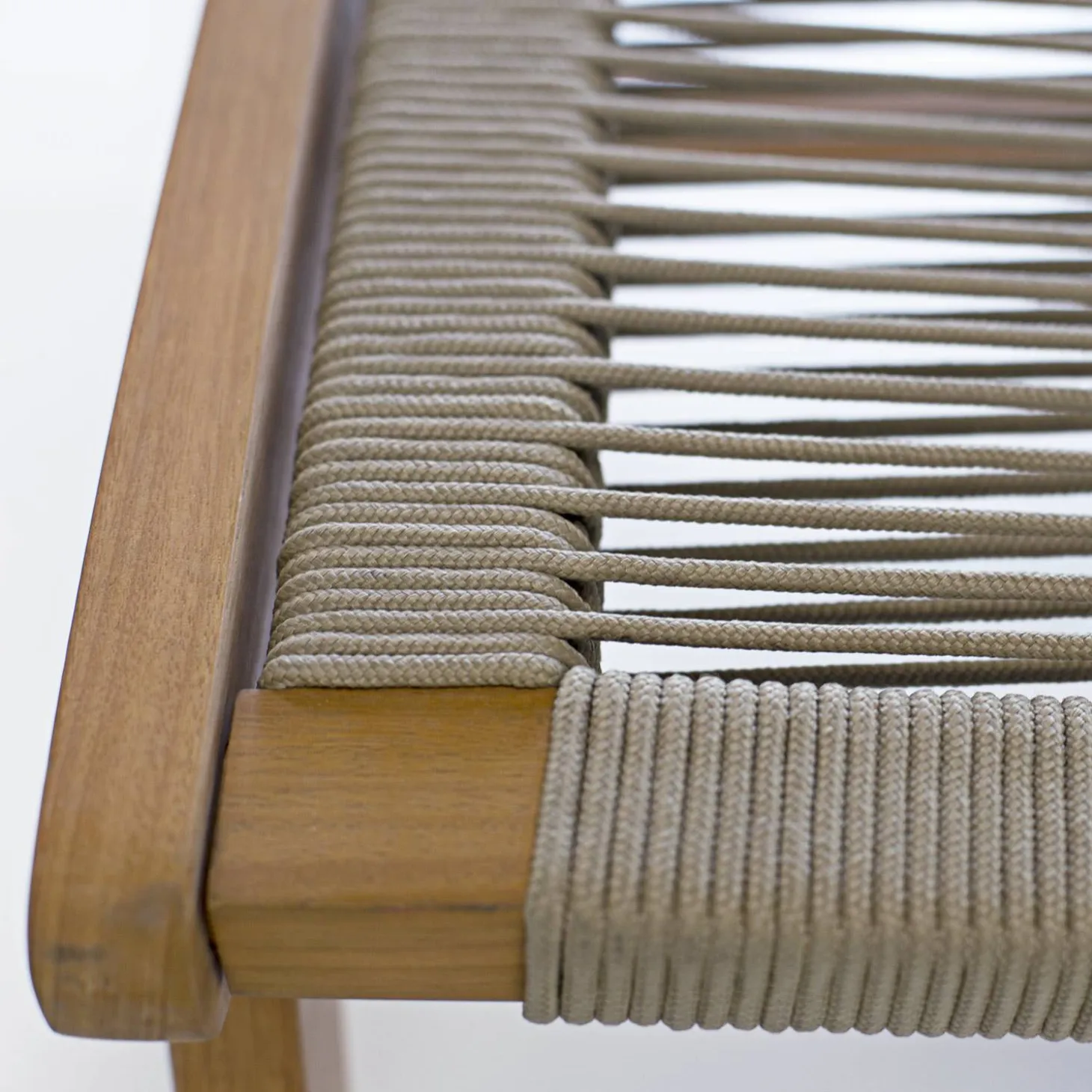 Relaxfauteuil van hout en touw met voetensteun