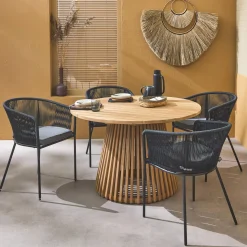 Ronde houten eettafel, binnen/buiten + 4 touw en stalen armstoelen