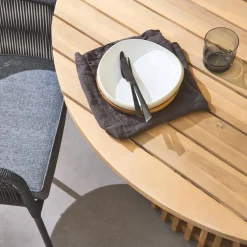 Ronde houten eettafel, binnen/buiten + 4 touw en stalen armstoelen