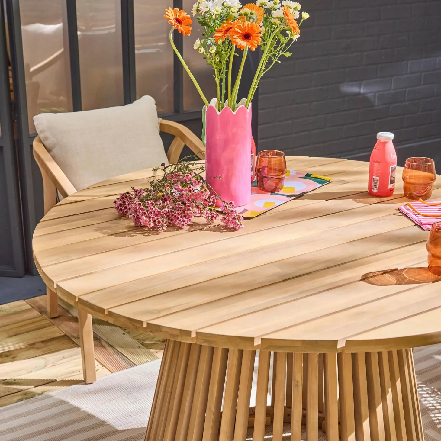 Ronde houten eettafel, binnen/buiten + 4 houten en touw stoelen
