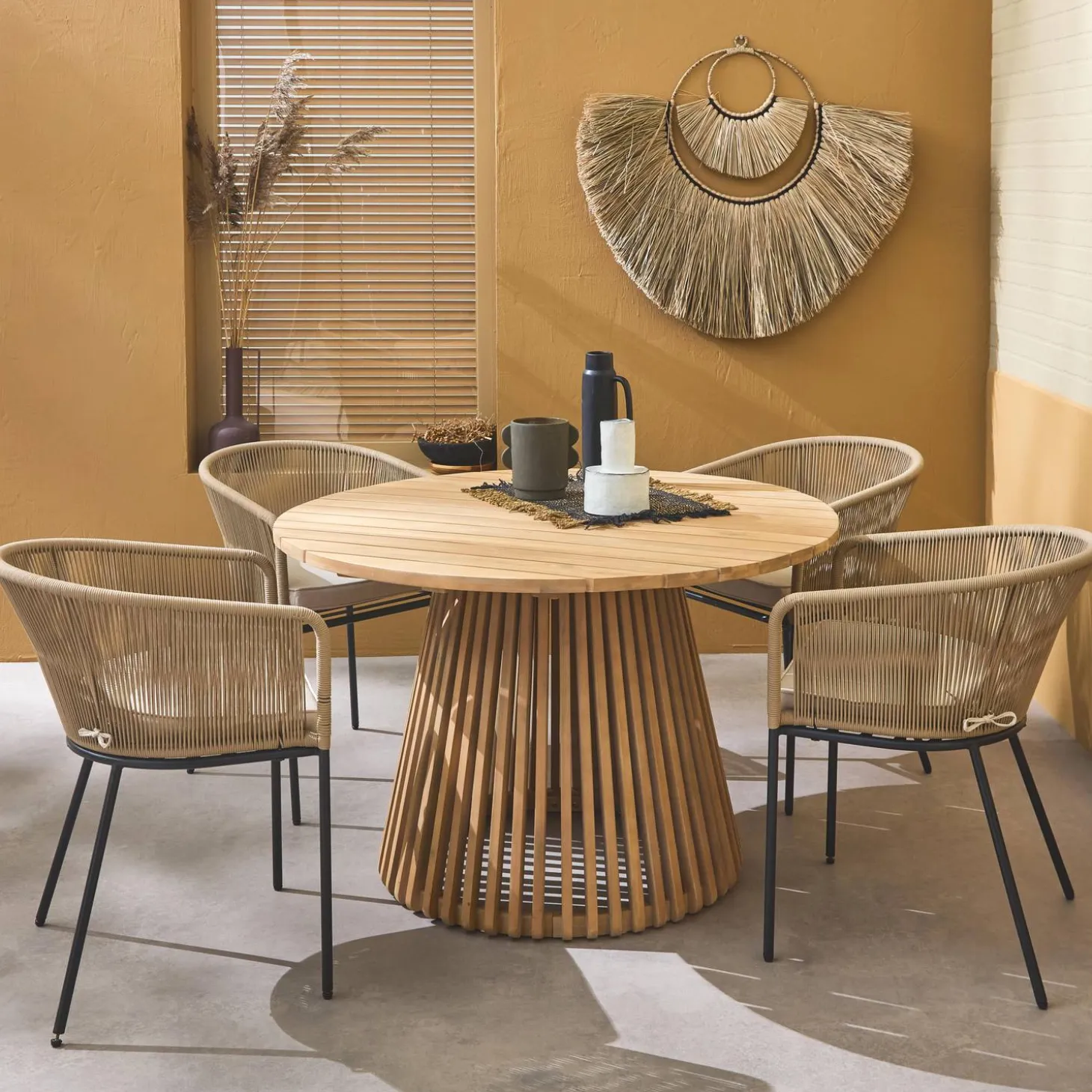 Ronde houten eettafel, binnen/buiten + 4 touw en stalen armstoelen