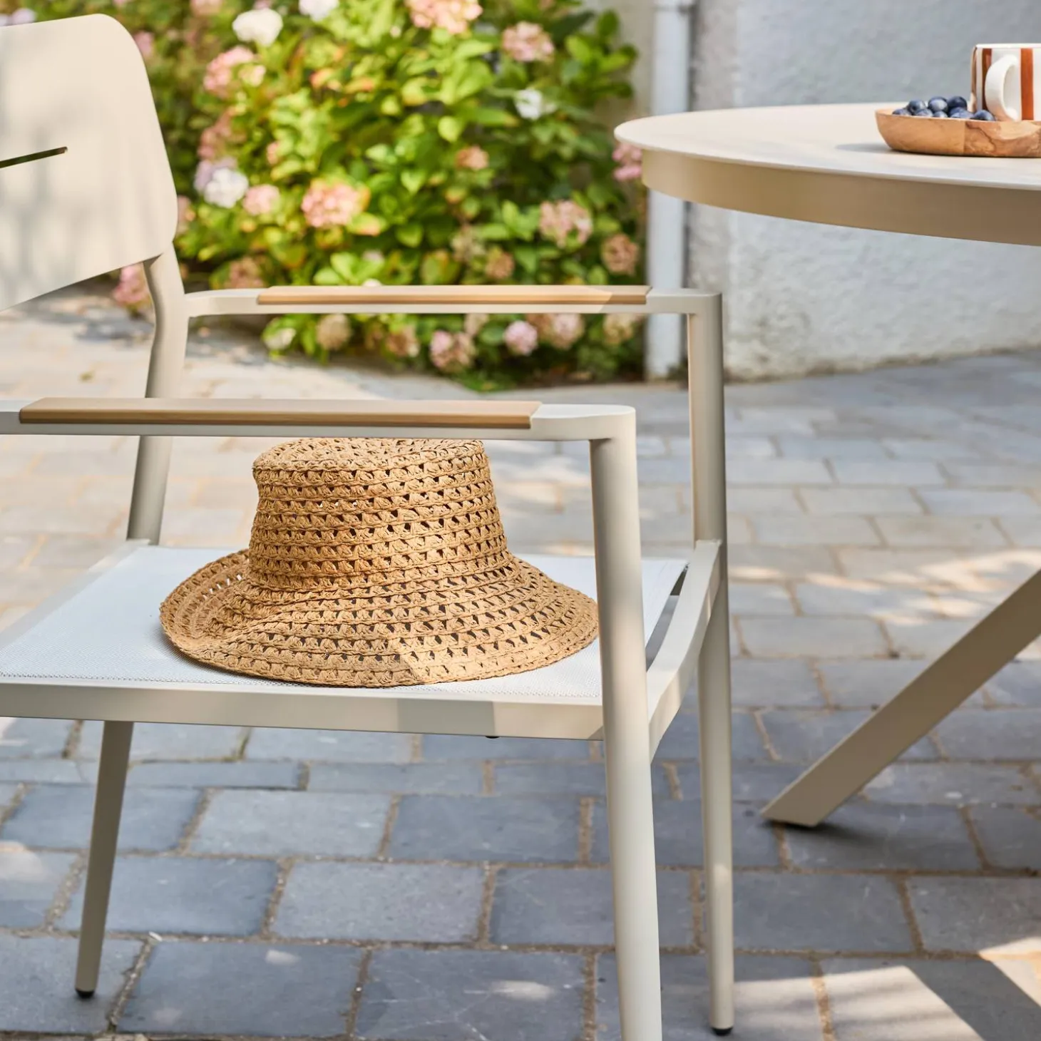 Ronde tuintafel van aluminium en glas met 6 stoelen