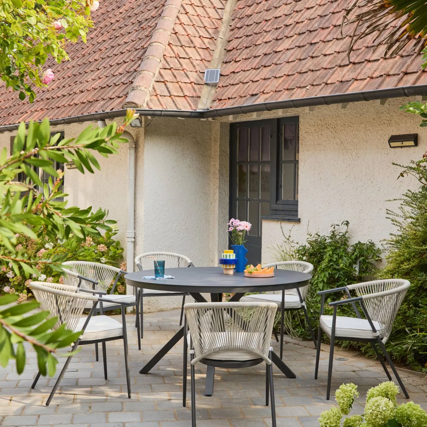 Ronde tuintafel van aluminium en glas met 6 stoelen