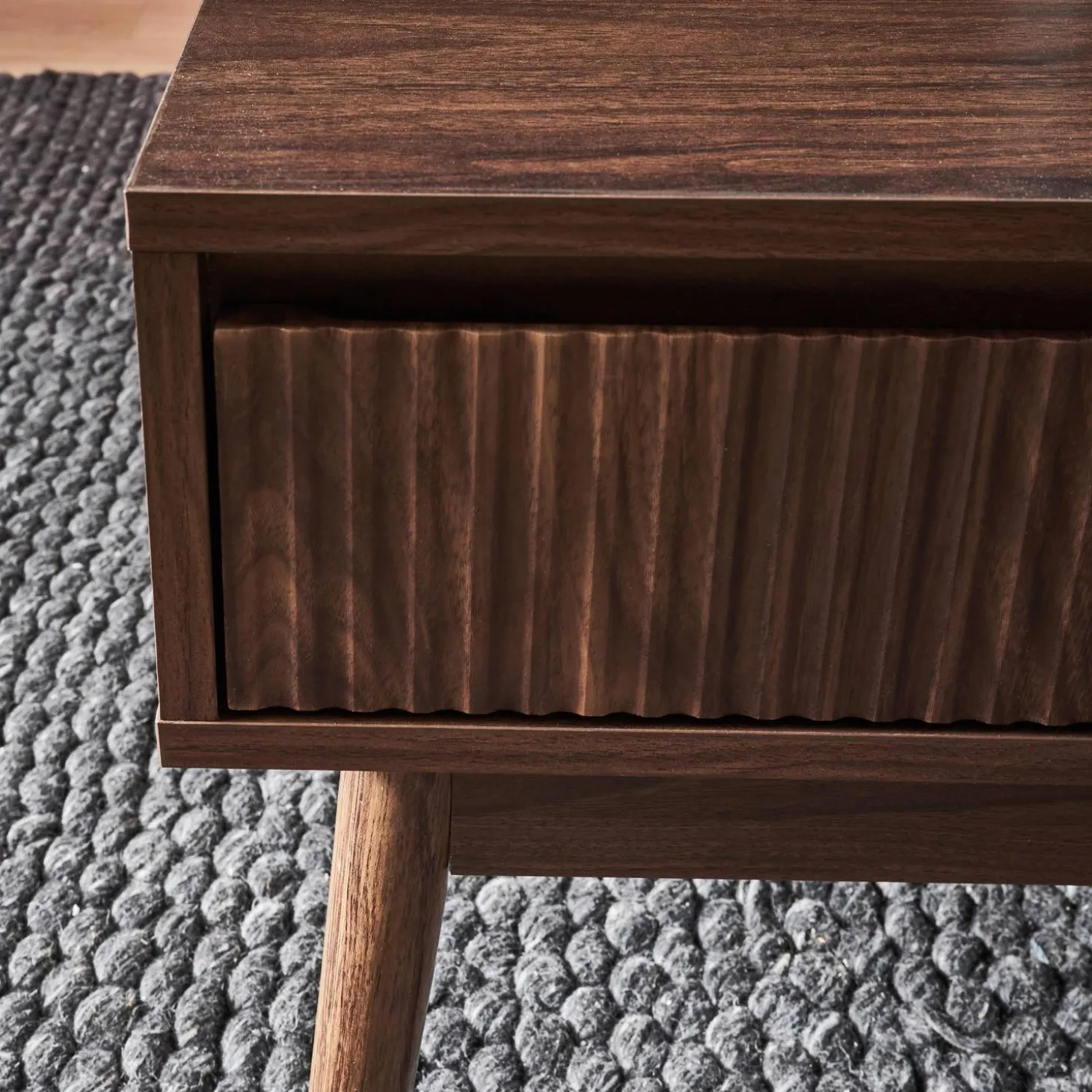 Salontafel in walnootkleurig hout, linear, L 110 x B 59 x H 39cm