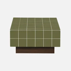 Salontafel met matte keramieklook tegels en houtdecor