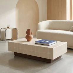 Salontafel met matte keramieklook tegels en houtdecor