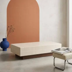 Salontafel met matte keramieklook tegels en houtdecor
