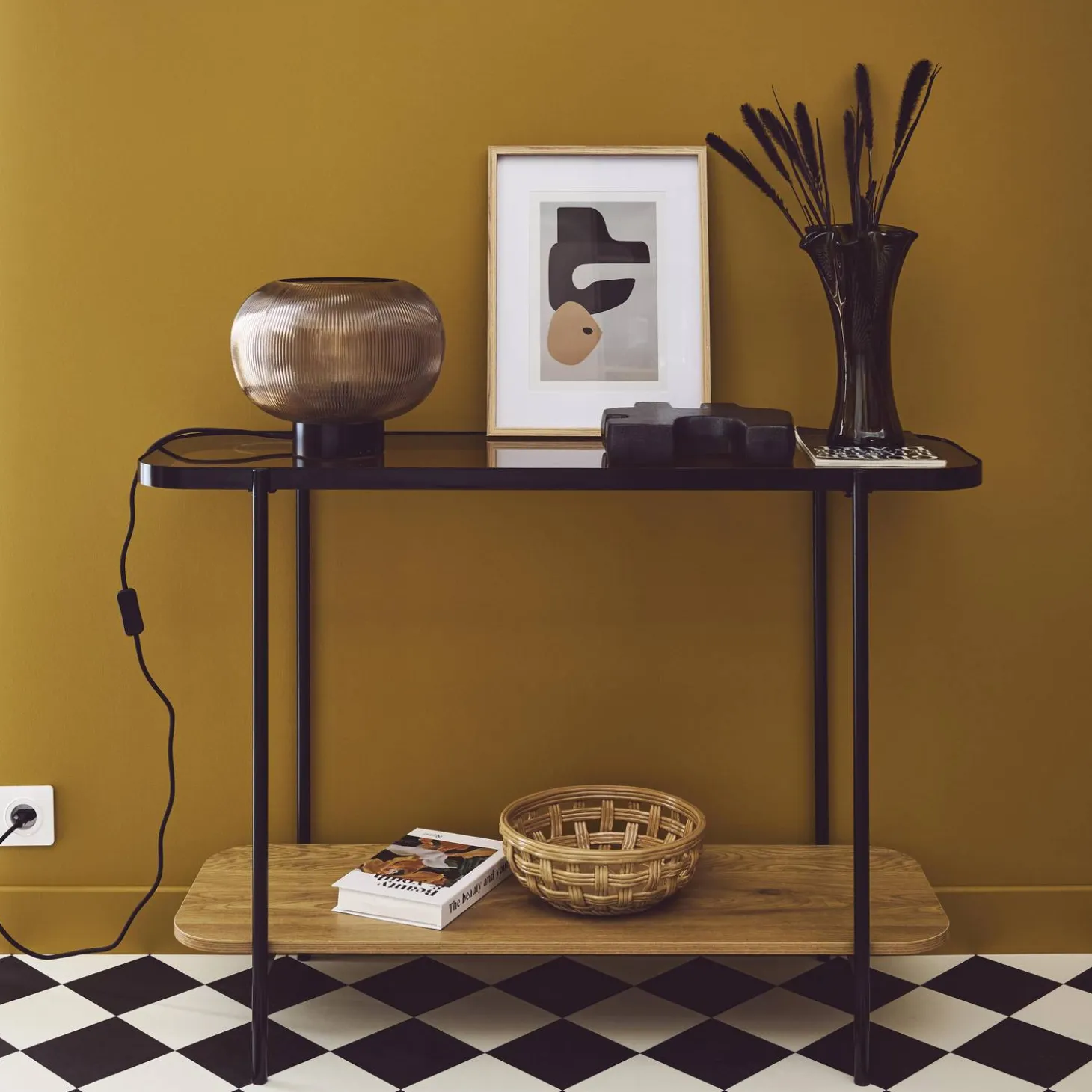 Salontafel vintage van zwart metaal met plateau's van glas en houtdecor 110 cm