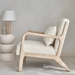 Scadinavische fauteuil van naturelkleurig hout en getextureerde bouclé