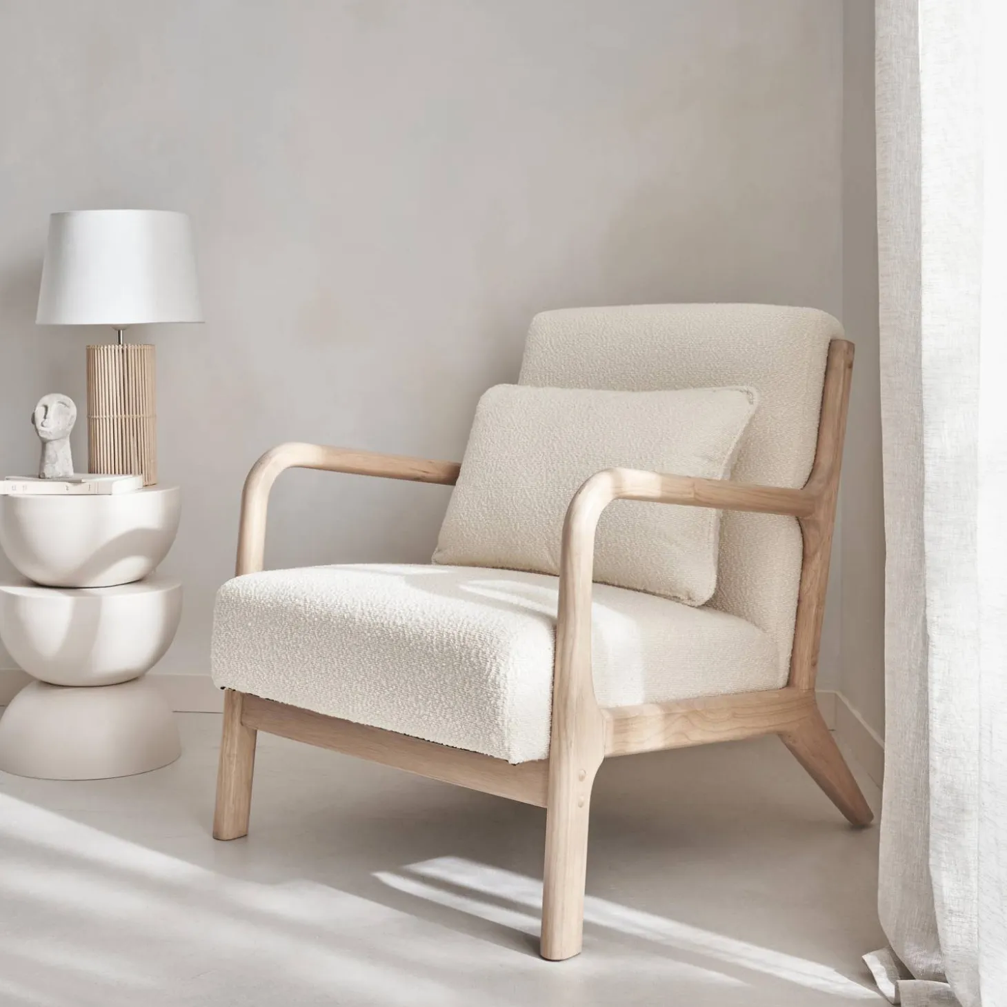 Scadinavische fauteuil van naturelkleurig hout en getextureerde bouclé