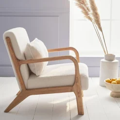 Scadinavische fauteuil van naturelkleurig hout en bouclé