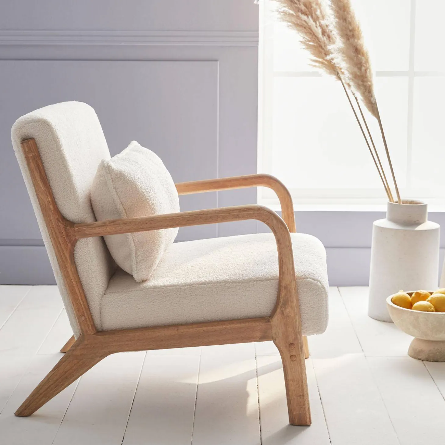 Scadinavische fauteuil van naturelkleurig hout en bouclé