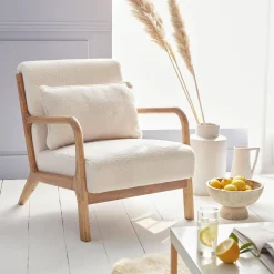 Scadinavische fauteuil van naturelkleurig hout en bouclé