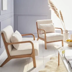 Scadinavische fauteuil van naturelkleurig hout en bouclé