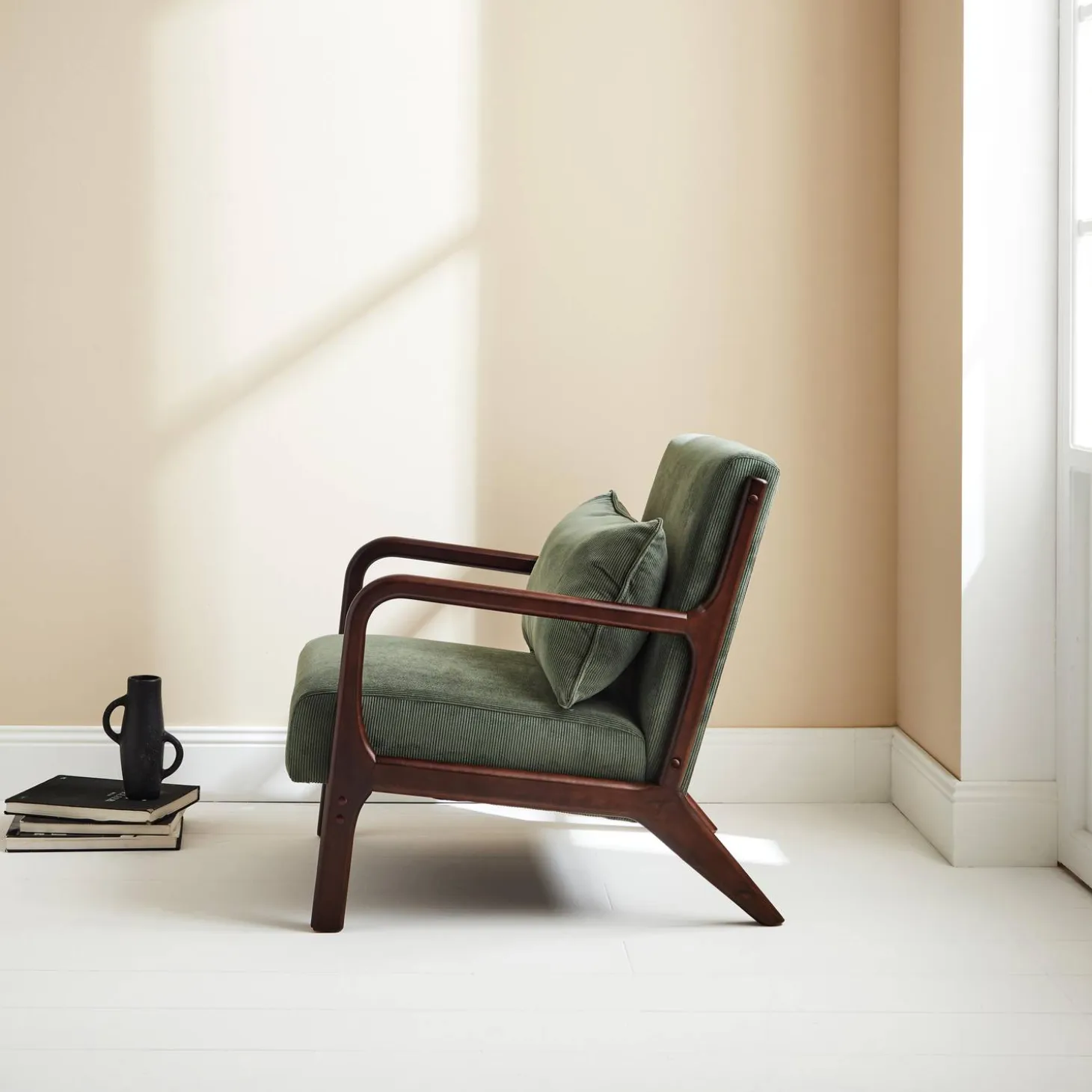 Scadinavische fauteuil van wengé-kleurig hout en corduroy