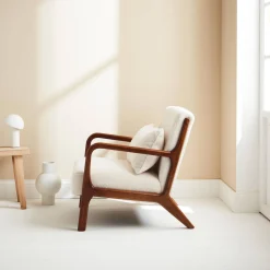 Scadinavische fauteuil van walnootkleurig hout en bouclé