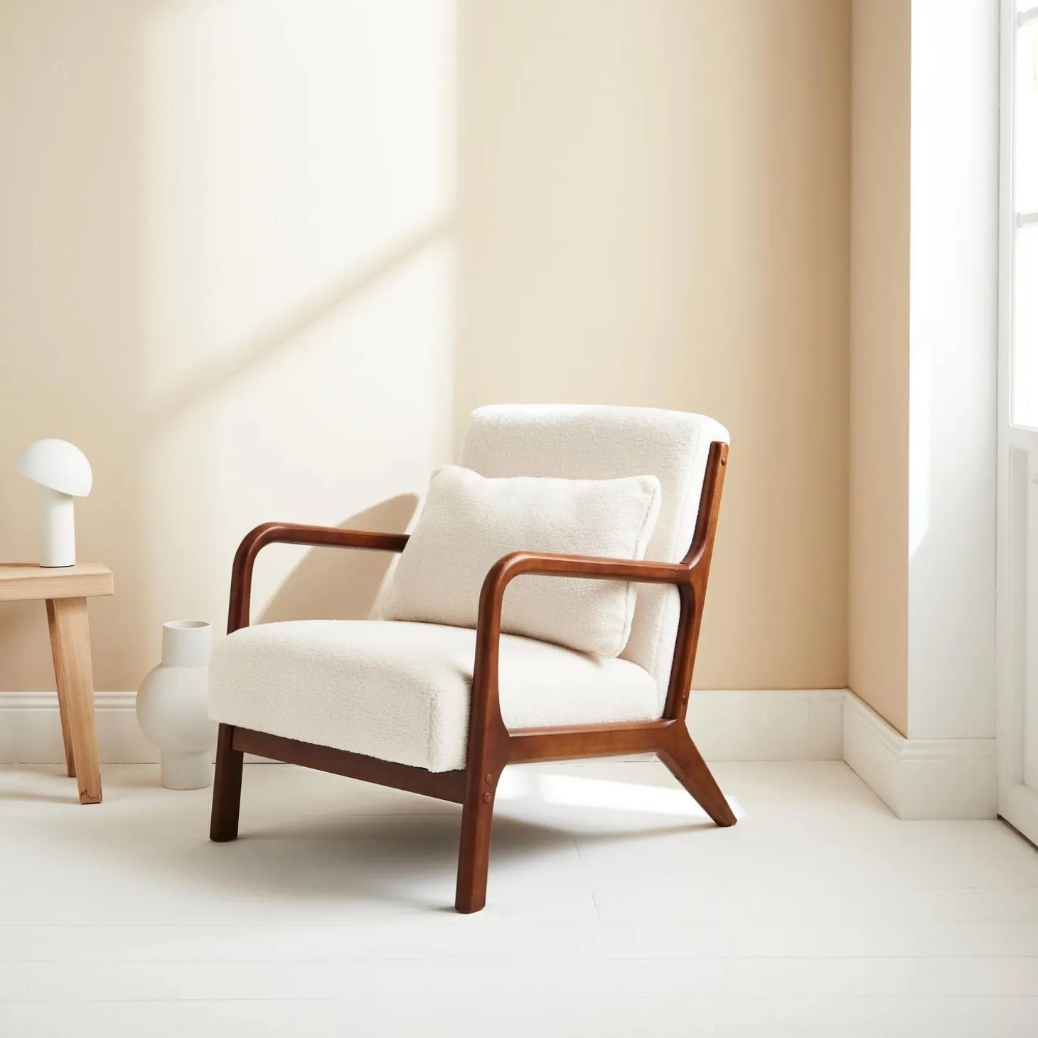 Scadinavische fauteuil van walnootkleurig hout en bouclé