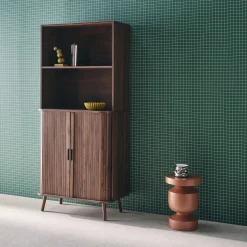 Scandinavische boekenkast met 2 schuifdeuren en plank 80cm