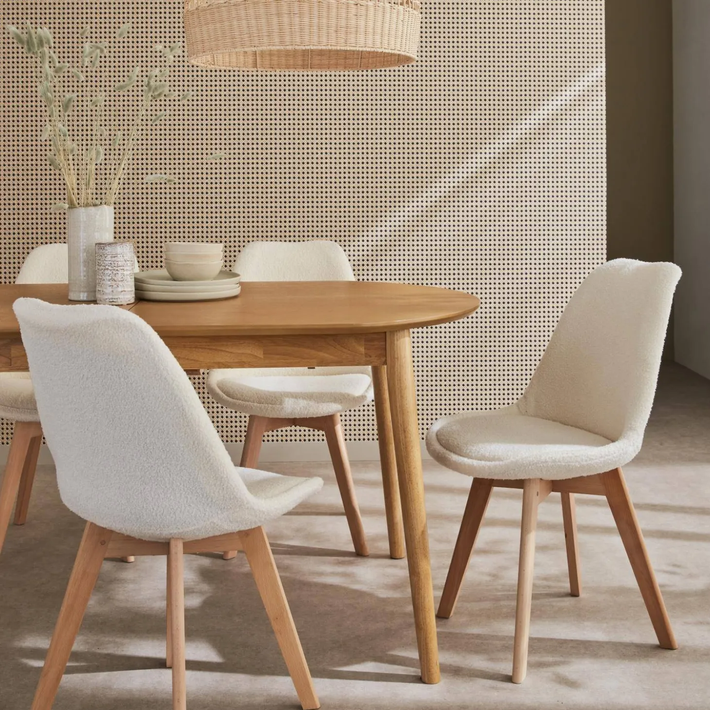 Scandinavische boucléstoel met houten poten (set van 4)