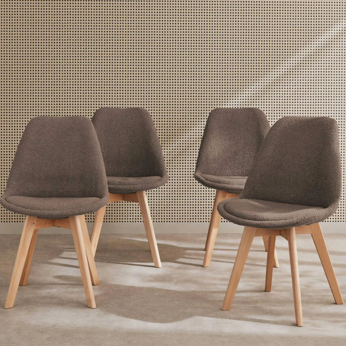 Scandinavische boucléstoel met houten poten (set van 4)