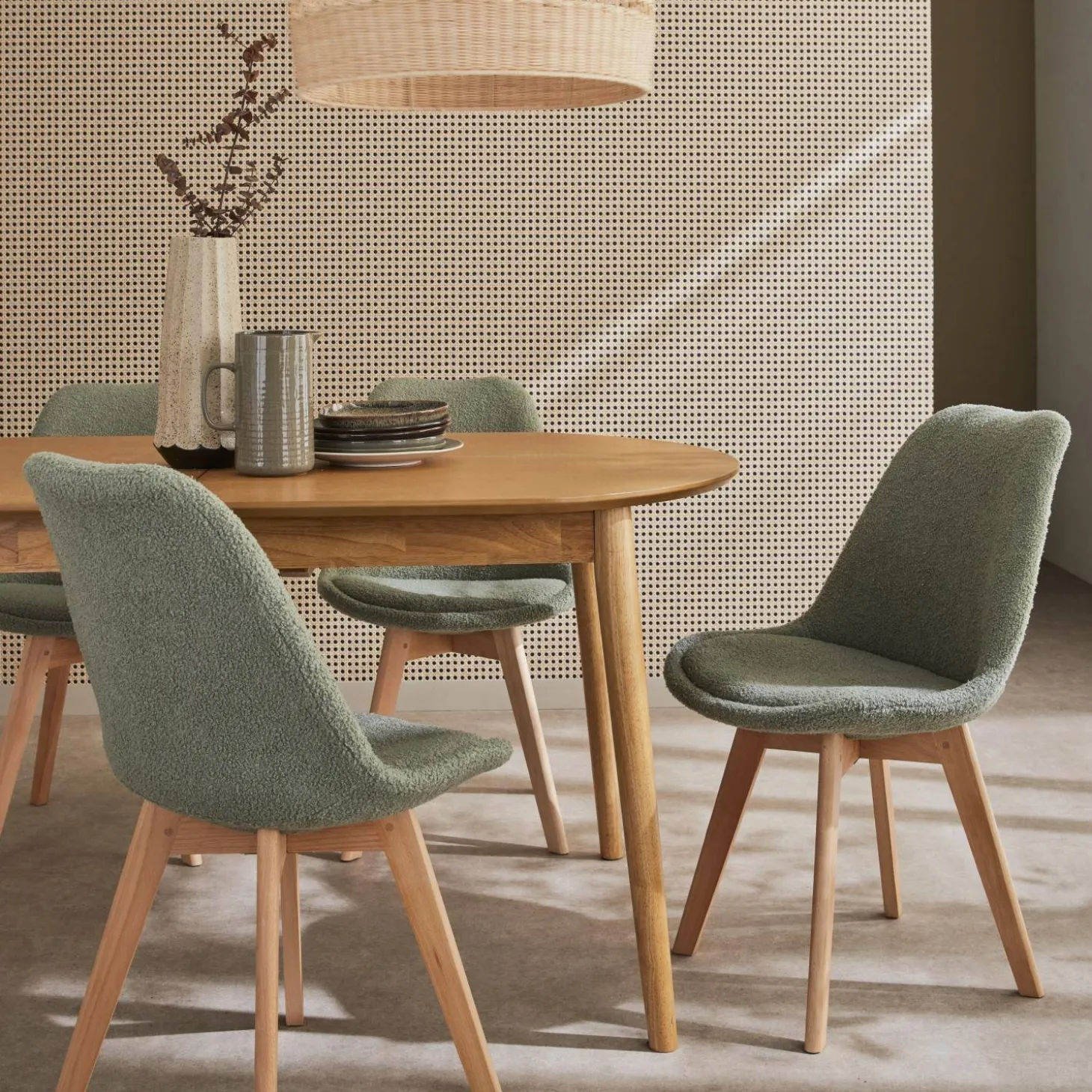 Scandinavische boucléstoel met houten poten (set van 4)