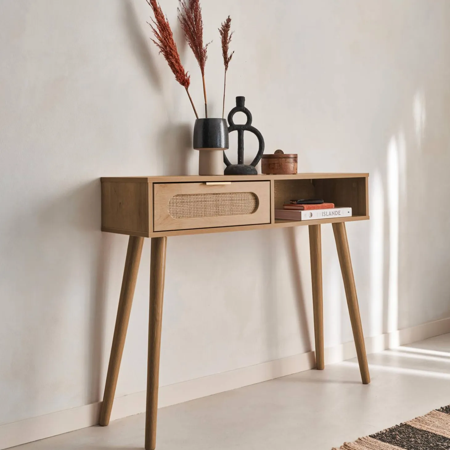 Scandinavische console met houtdecor en afgerond riet