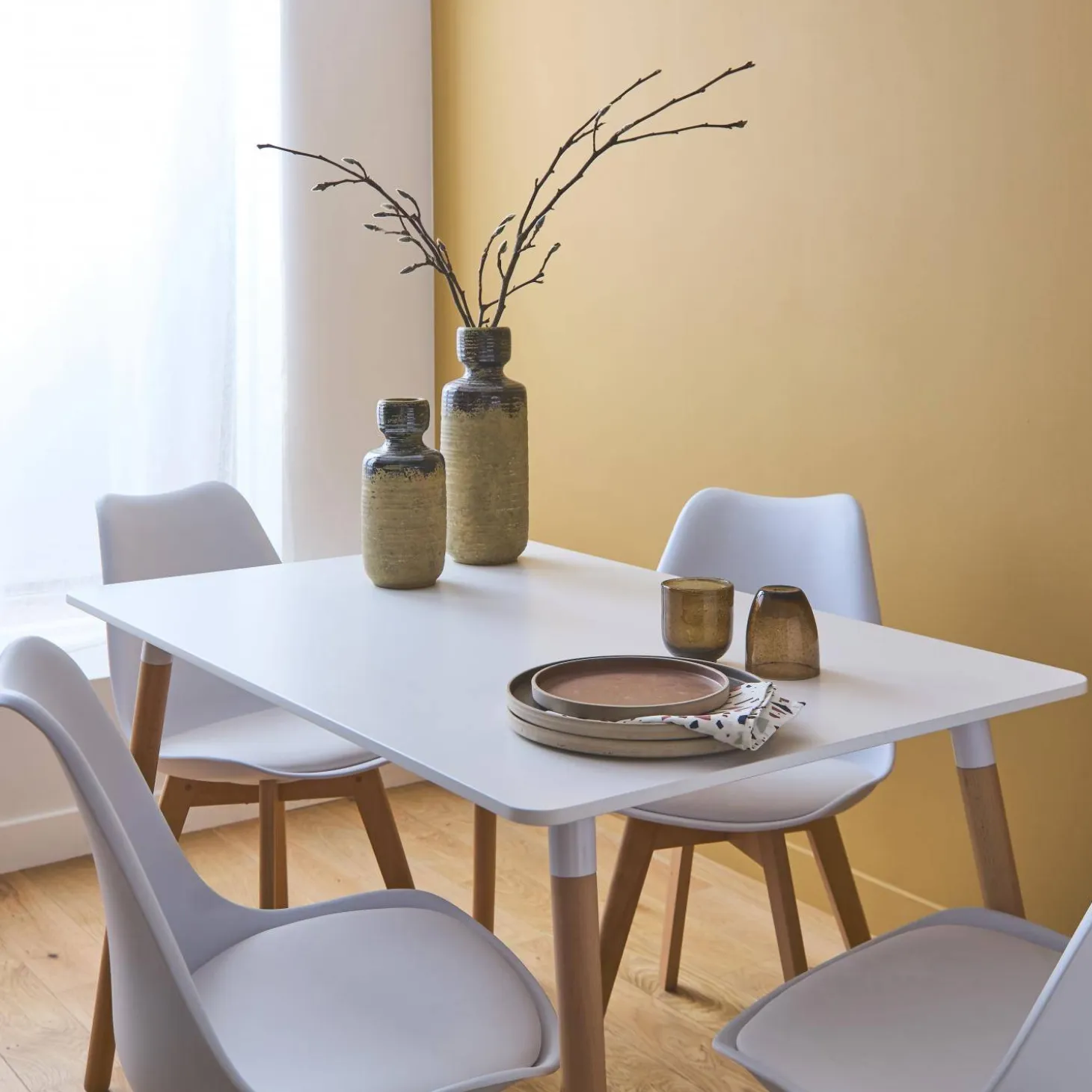 Scandinavische eettafel met houten poten en 4 stoelen