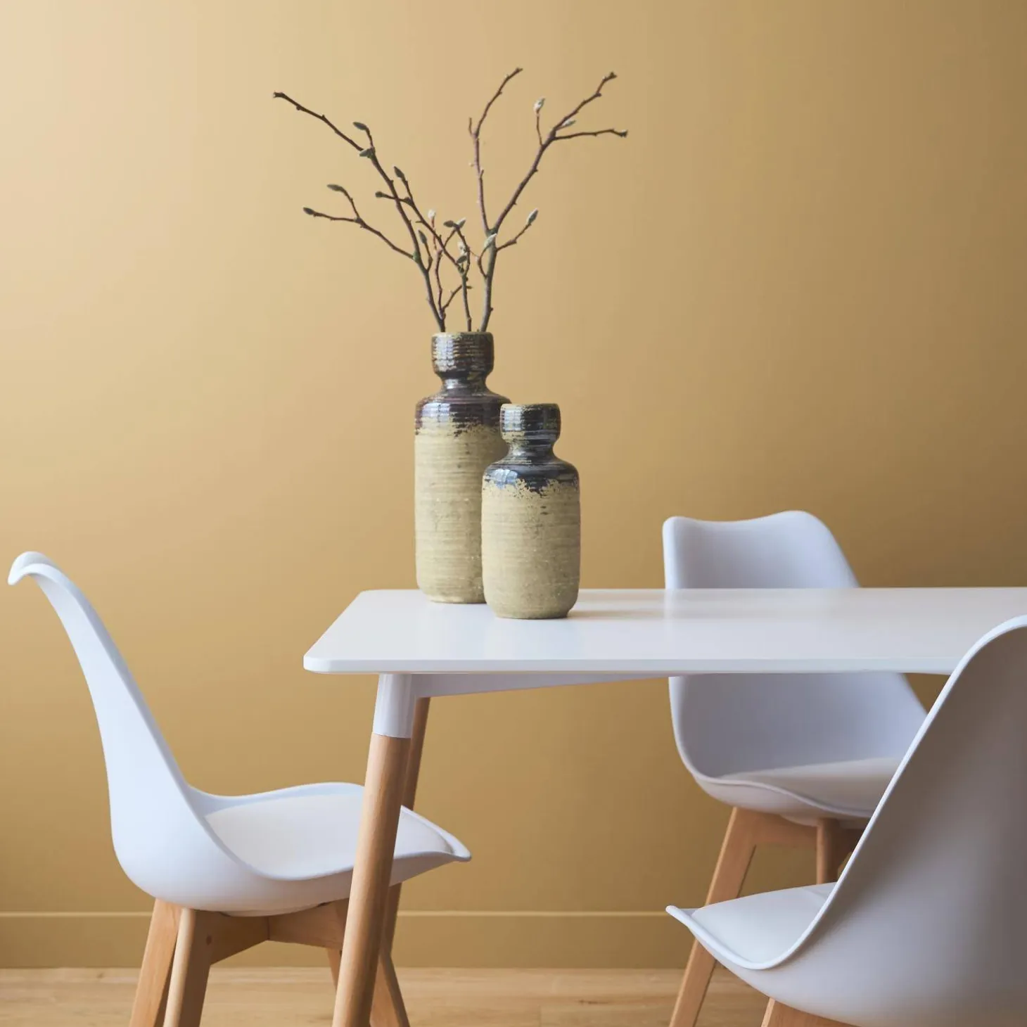 Scandinavische eettafel met houten poten en 4 stoelen