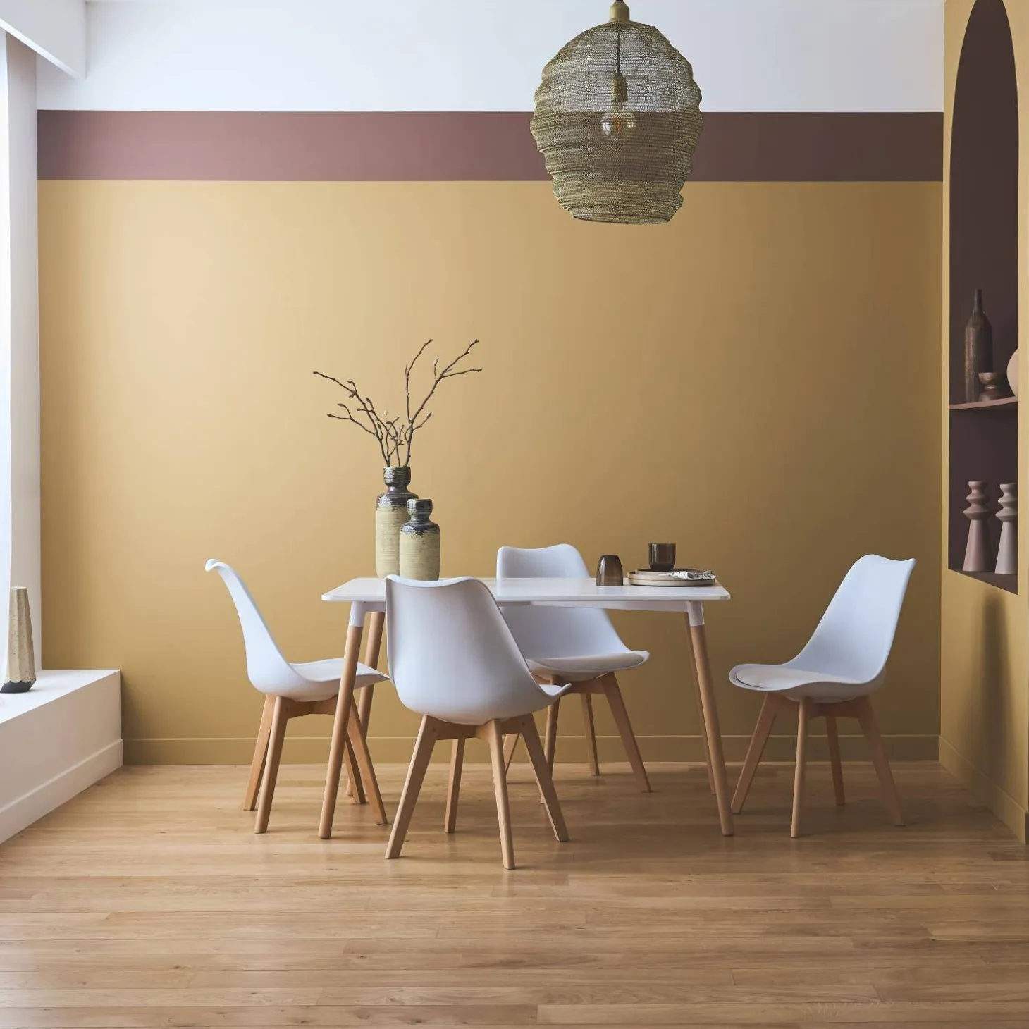 Scandinavische eettafel met houten poten en 4 stoelen